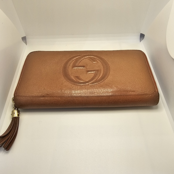 Gucci Handbags - Gucci pink pearl SOHO zipper wallet